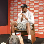 Giannis Antetokounmpo marca presença no escritório da Betano