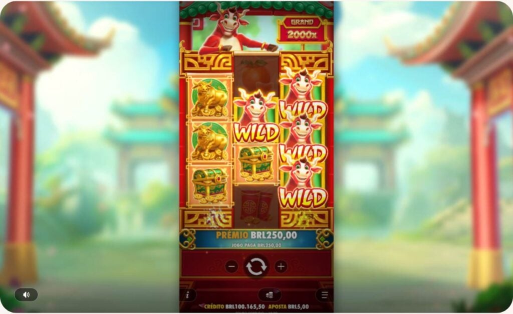 Tela do jogo Touro Sortudo mostrando combinação de símbolos Wild e baús gerando um prêmio em dinheiro.