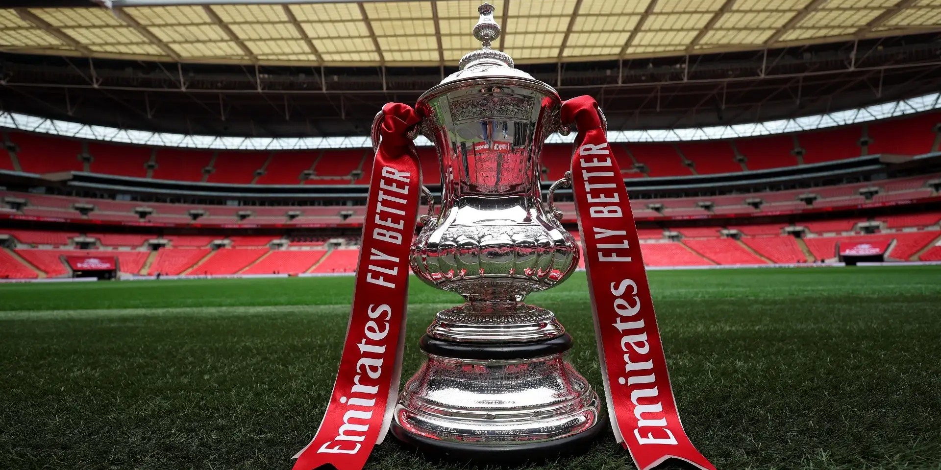 Taça da Copa da Inglaterra exposta em Wembley