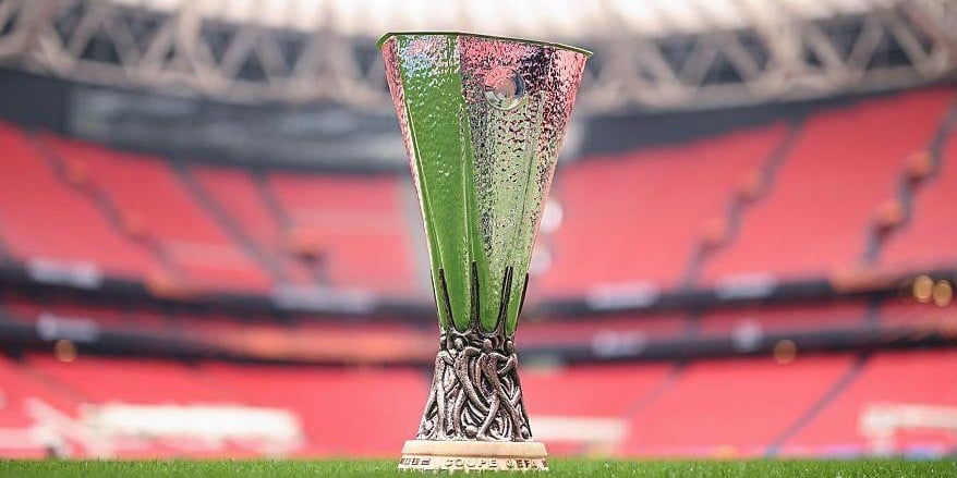 Taça da UEFA Europa League no gramado, o cobiçado troféu da grande final do torneio europeu.