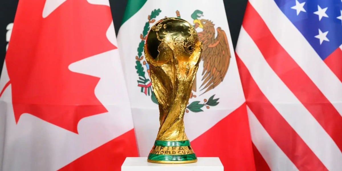 Taça da FIFA com bandeiras de Canadá, México e EUA. Cenário ideal para as apostas para copa do mundo.