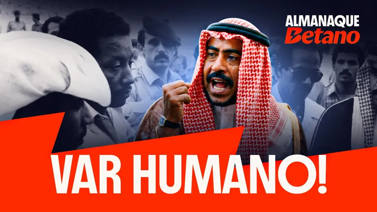 Thumbnail de vídeo do Almanaque Betano. No centro, uma imagem colorida de um homem com bigode e trajes tradicionais árabes (keffiyeh xadrez em vermelho e branco), com o punho cerrado e expressão de raiva ou grito. O fundo é uma fotografia em preto e branco de uma multidão de homens observando a cena. Na parte inferior, uma faixa vermelha angular contém o texto em branco: "VAR HUMANO!".