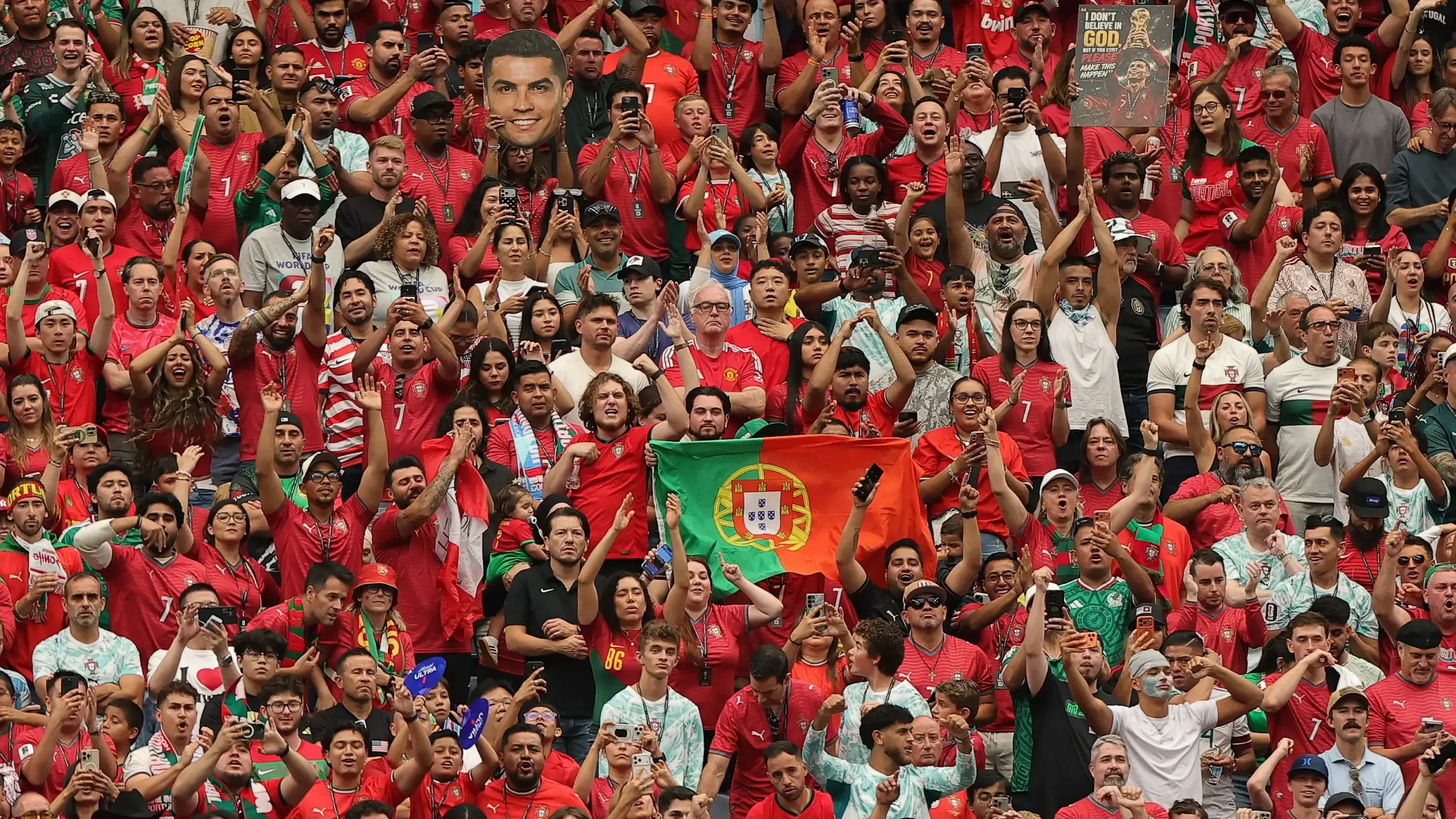 Torcedores em jogo de Portugal na Copa do Mundo 2026