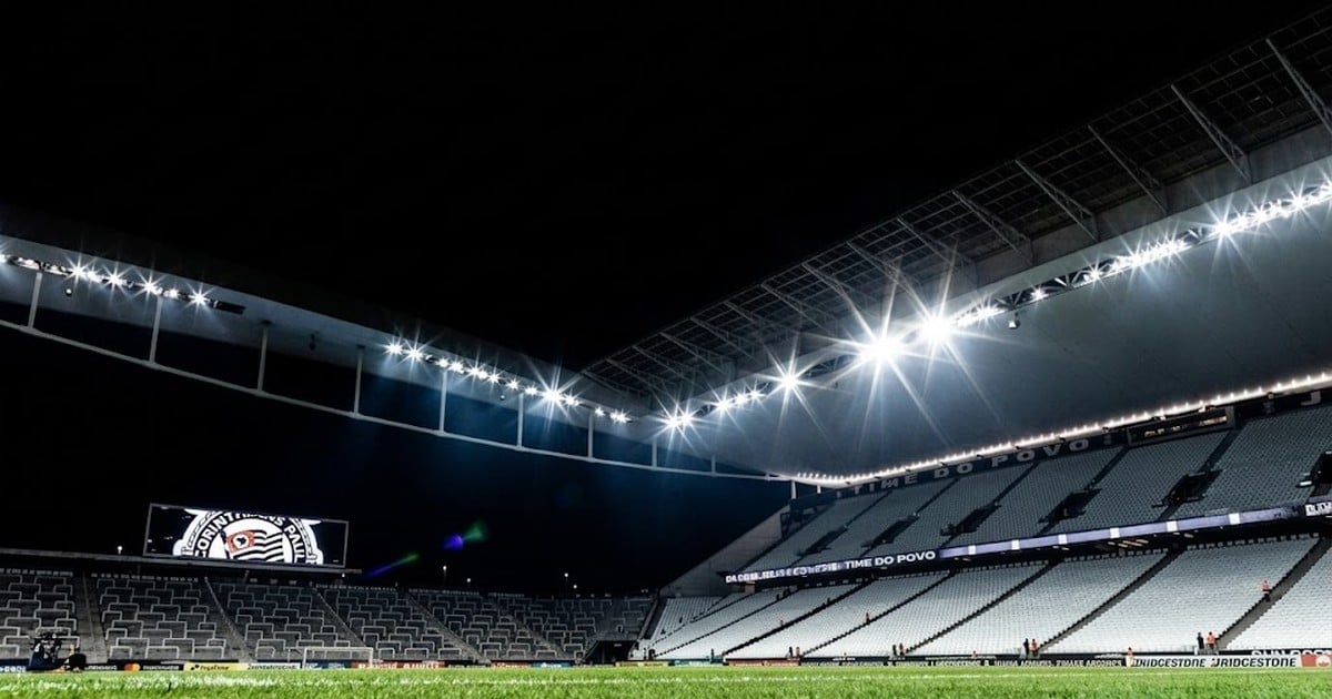 Interior da Neo Química Arena iluminado antes de jogo do Corinthians