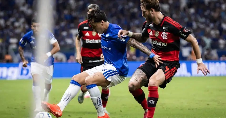 Jogadores de Cruzeiro e Flamengo disputam a bola em partida da Libertadores
