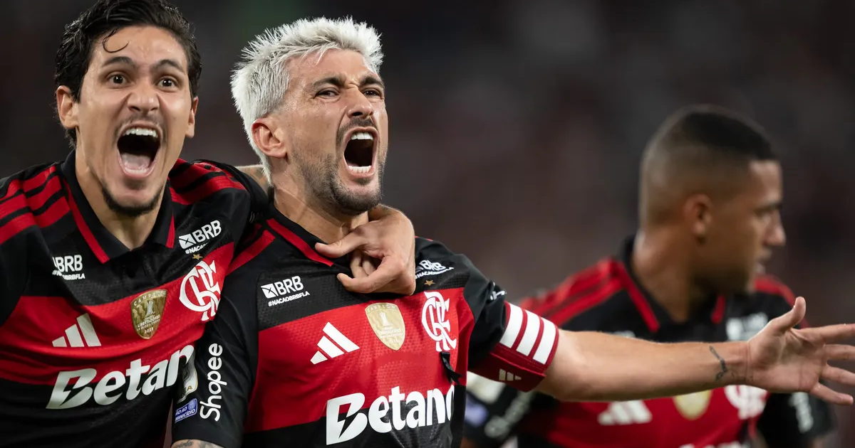 Jogadores do Flamengo comemoram gol durante partida do Brasileirão