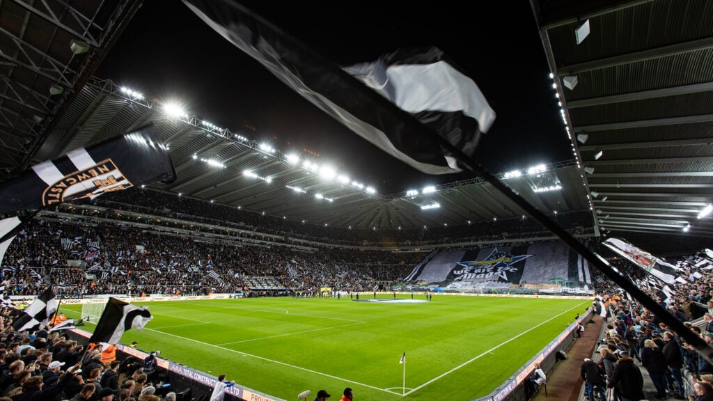 Torcida do Newcastle agita bandeiras no St James' Park antes de jogo da Premier League