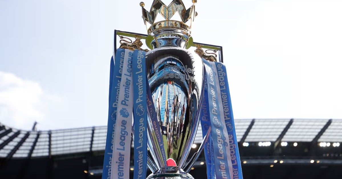 Taça da Premier League em pé no estádio antes da rodada 4